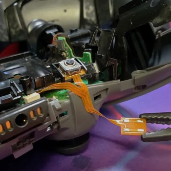 Preview: Innenansicht eines PS5 Scuf Reflex Controllers mit Mikrotaster auf Flexkabel als Einbau-Beispiel