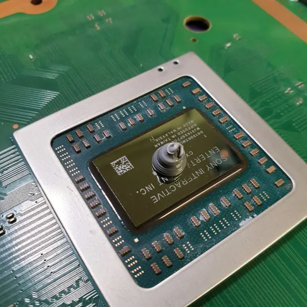 CPU Chip einer Playstation 4 Konsole mit frischer MX-4 Wärmeleitpaste